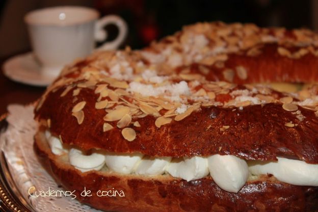 Relleno de nata y con almendras