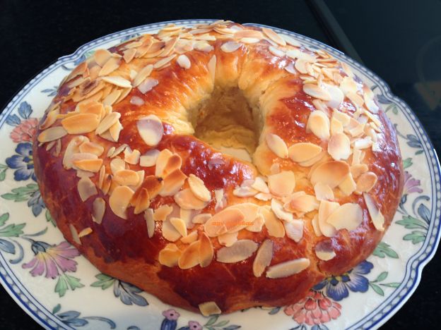 Roscón con almendras y ralladura de cítricos