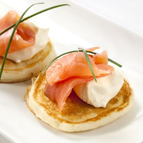 Para gourmets: Blinis con crema agria y salmón