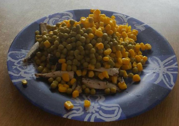 Revuelto de sardinas con maíz y guisantes