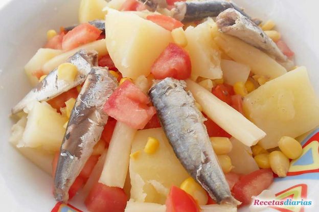 Ensalada de patata y sardinas