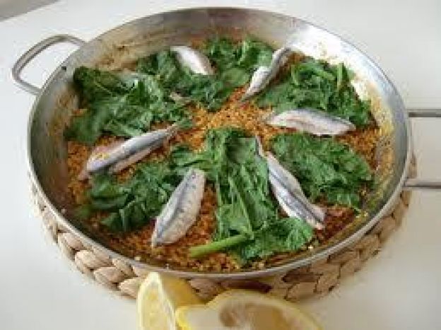 Paella de espinacas y sardinas