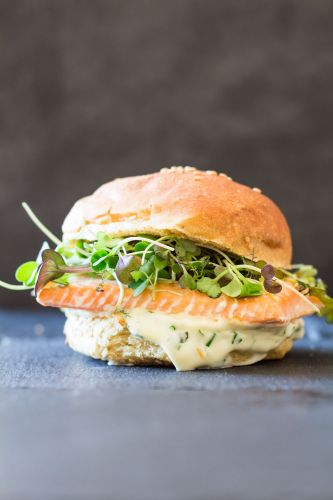 Hamburguesa de salmón con mayonesa de ajo