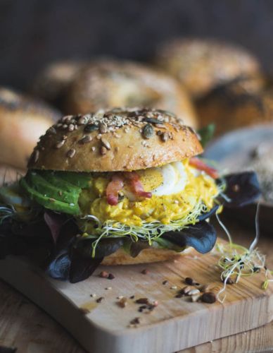 Baguel con ensalada de huevo