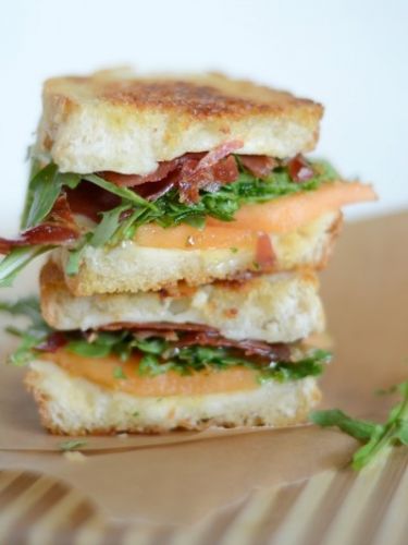 Sandwich de queso fontina, jamón de parma y salvia