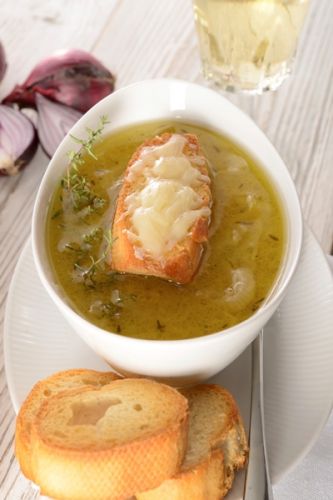 Sopa de cebollas con tostadita de Gruyere