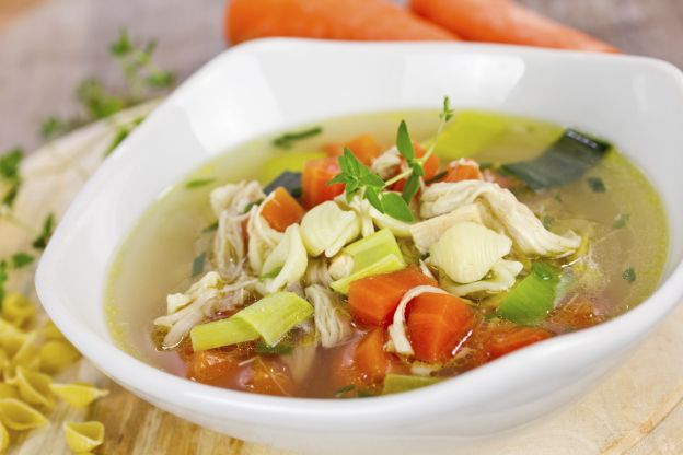 Sopa de verduras y pollo