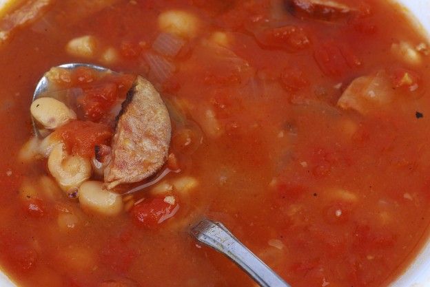 Sopa de salchichas con tomate