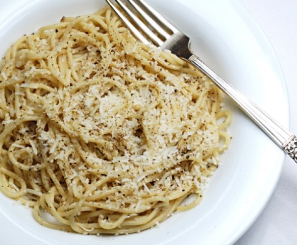 Spaghetti con pecorino y pimienta