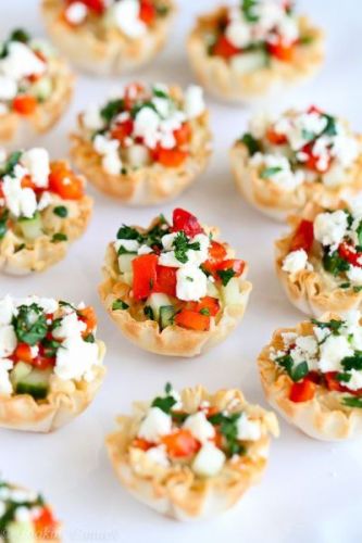 Mini tartitas de hummus y ensalada griega