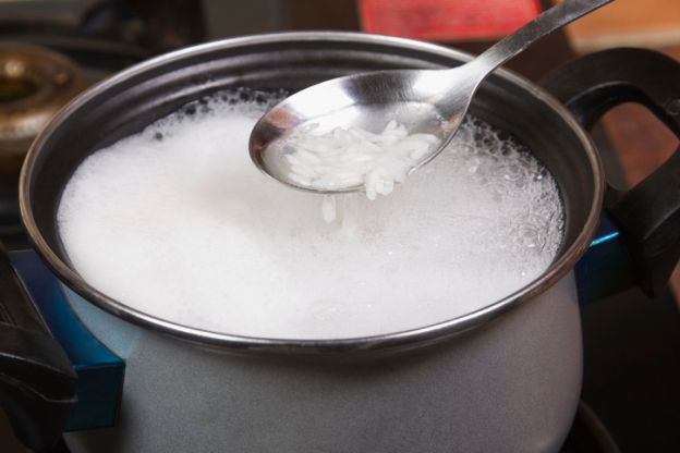 Poner la cantidad precisa de agua al arroz