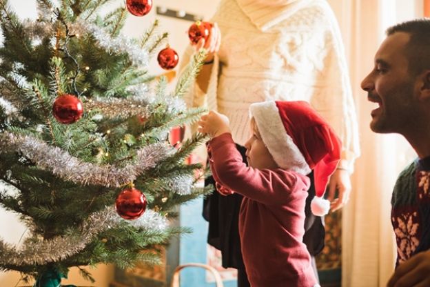 Decorar el árbol de Navidad