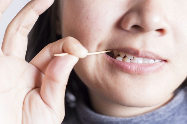 Atención al mondadientes en la mesa