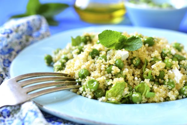 Ensalada de quinoa con queso feta y menta