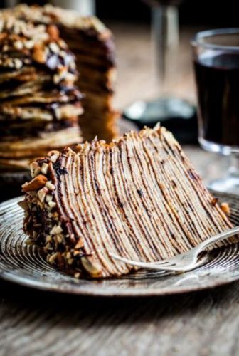 Torta de crepes y chocolate con avellanas