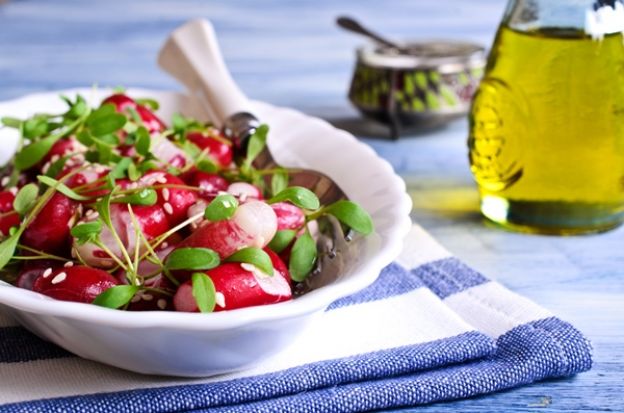 Ensalada de verdes con vinagreta de frambuesas