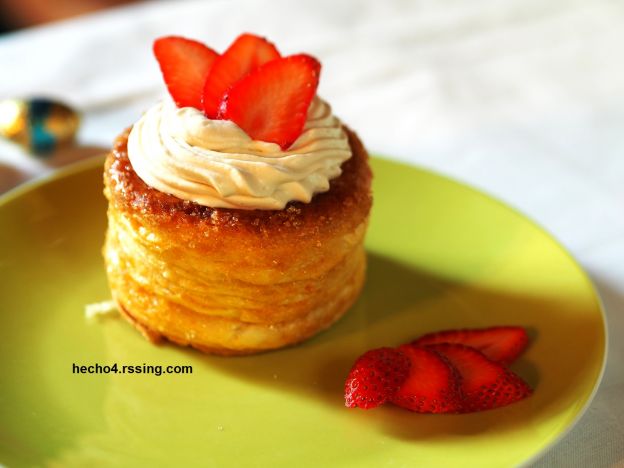 Volovanes con fresas asadas y crema