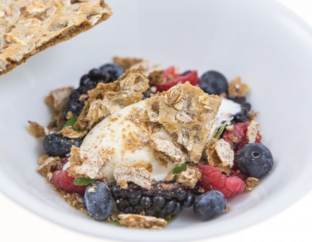 Helado de yogurt con frutos rojos y crumble de tostada