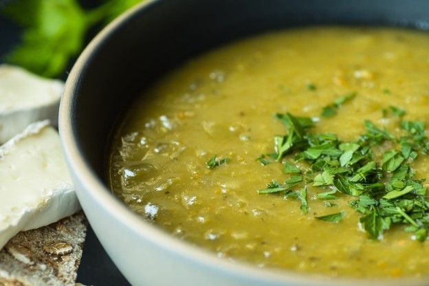 Crema de verduras con tostadas de queso de cabra