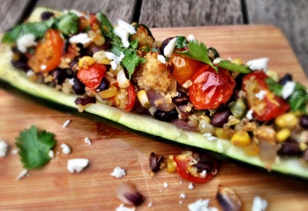 Zucchinis rellenos con quinoa, vegetales y queso manchego