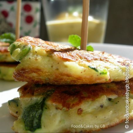 Rösti de calabacín, queso y salvia con salsa de yogurt al curry