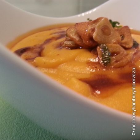 Crema de zanahoria con guarnición de ajo frito