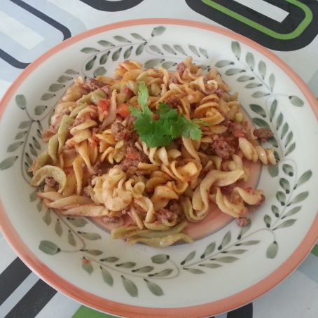 Pasta Tricolor Con Carne Picada Y Tomate Natural