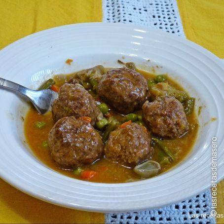 Albóndigas en salsa con verduras