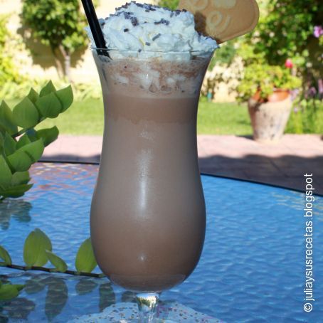 Batido de helado de chocolate con nata