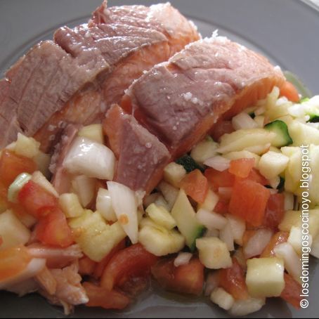 Salmón a la sal con vinagreta de manzana.