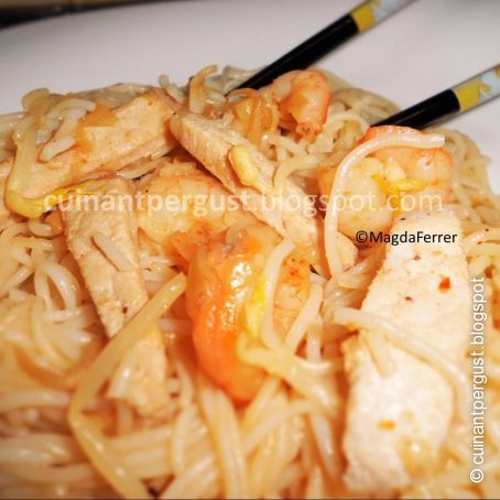 Char Kwee Teow (Fideos de arroz con cerdo y langostinos)