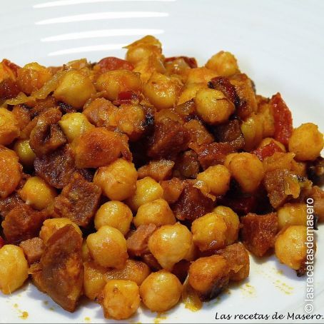 Garbanzos con chorizo y jamón serrano