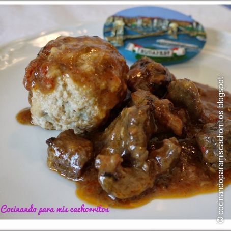 Gulash con semmelknödel