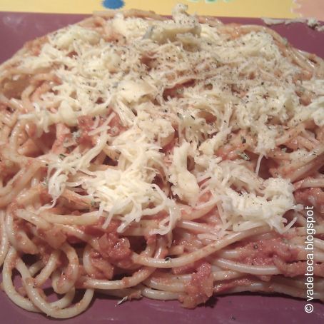 Espaguetis con tomate y cebolla