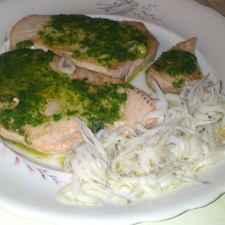 Filetes de atún fresco con salsa verde y chanquetes de guarnición (/5)