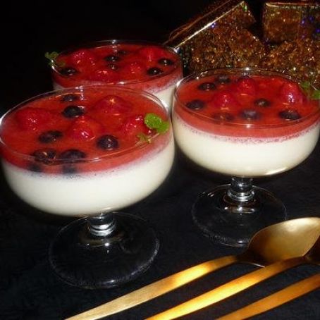 Panna Cotta de mermelada de frambuesa y arándanos.