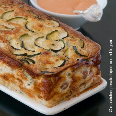 Pastel de calabacín y salchichas con mahonesa de piquillos