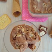 Helado de chocolate con galletas saladas