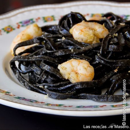 Tagliolinis negros con langostinos