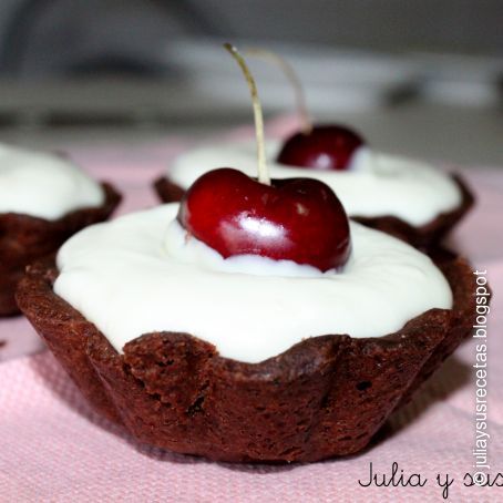 Tartaletas de chocolate blanco y cerezas