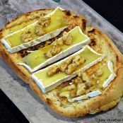 Tosta de queso brie y nueces