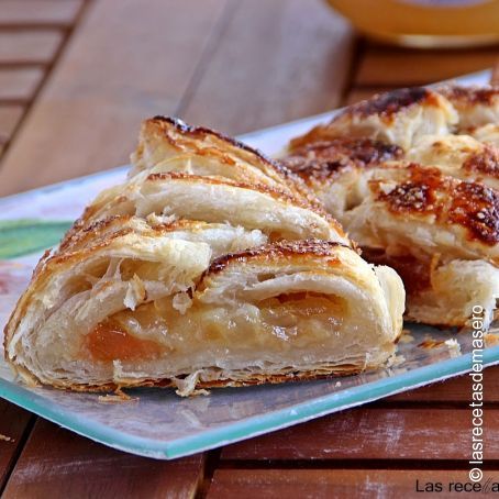 Trenza de hojaldre caramelizada de membrillo, queso de cabra y cebolla endulzada.