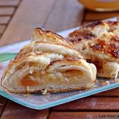 Trenza de hojaldre caramelizada de membrillo, queso de cabra y cebolla endulzada.